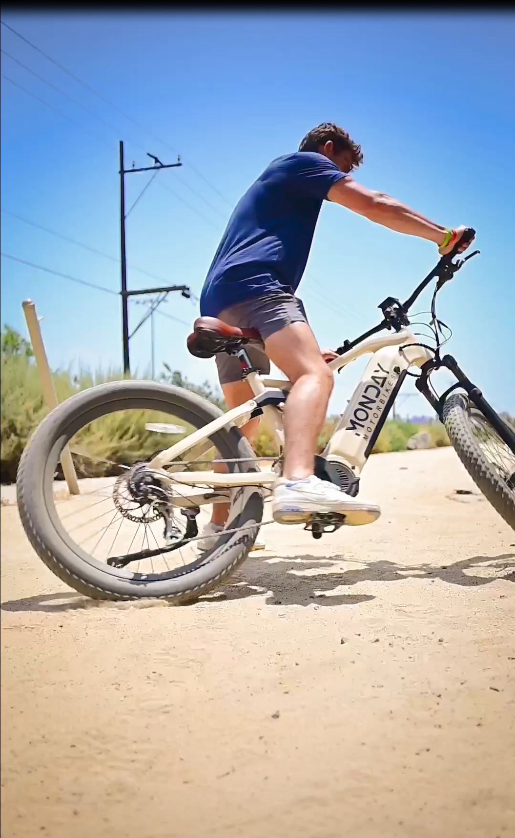 A video showcasing the Monday Verano e-bike in action, highlighting its features and ride experience.